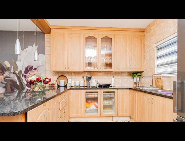 3 BEDROOM TOWNHOUSE FOR SALE IN ELANDSHAVEN